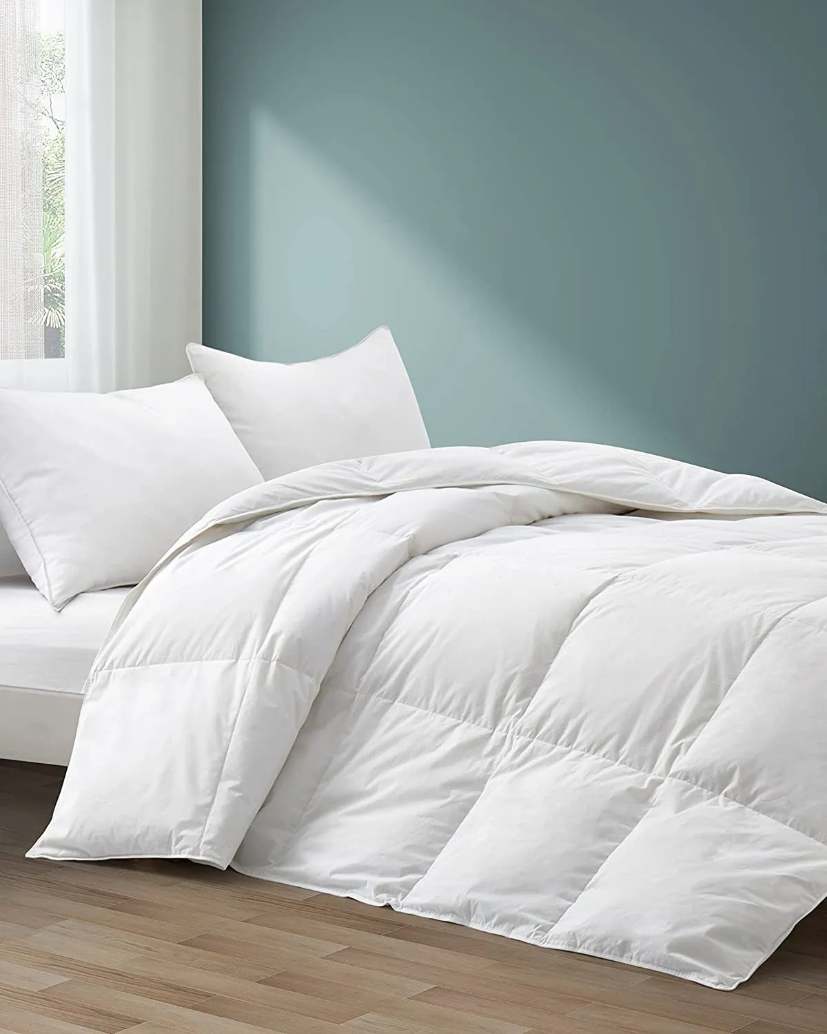 Couette et oreillers blancs